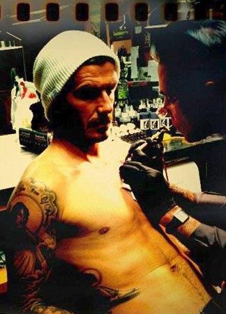 David Beckham faz nova tatuagem 350